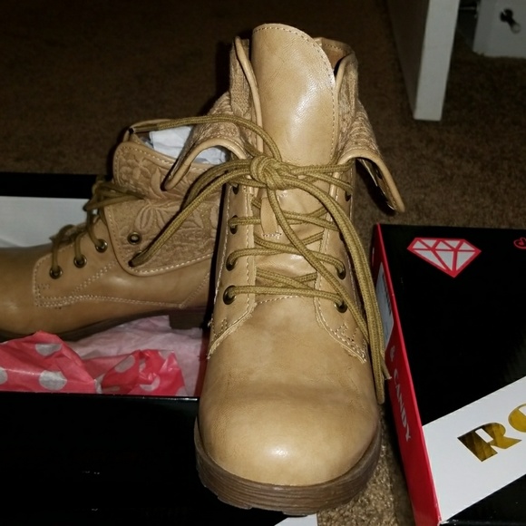 SOLD 🆕 Tan Combat Boots! - Picture 2 of 5